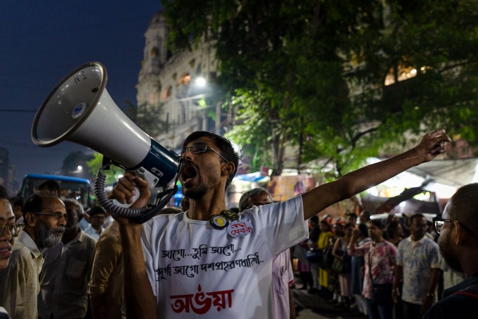 La force des slogans : comment naissent les phrases qu’on scande