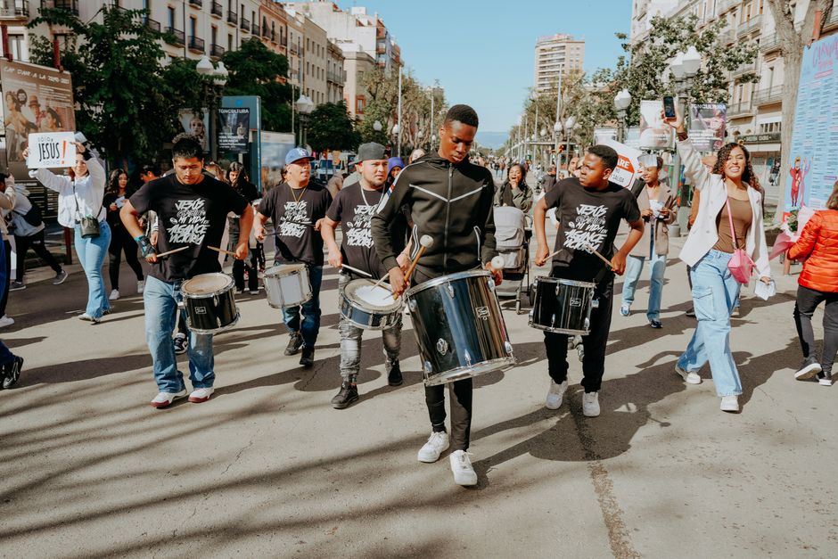Chants, tambours, chorales : quand la rue devient scène