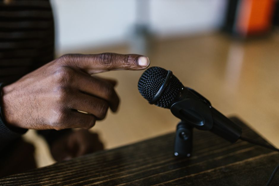 Les mots à éviter et ceux qui apaisent en débat public