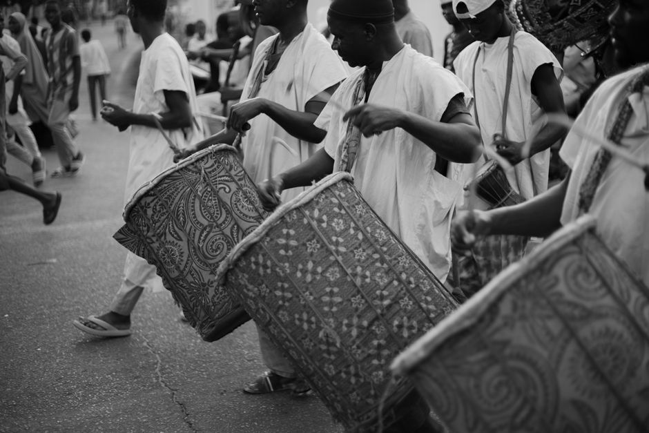 Chants, tambours, chorales : quand la rue devient scène