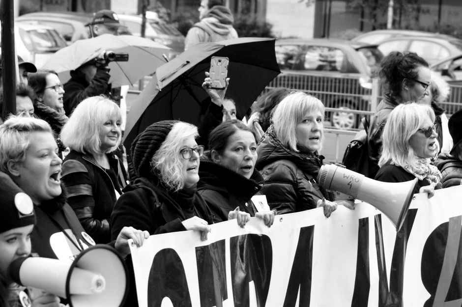 La force des slogans : comment naissent les phrases qu’on scande